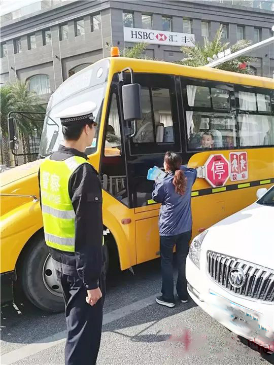 市區(qū)交警開展黃標(biāo)車淘汰宣傳活動.jpg